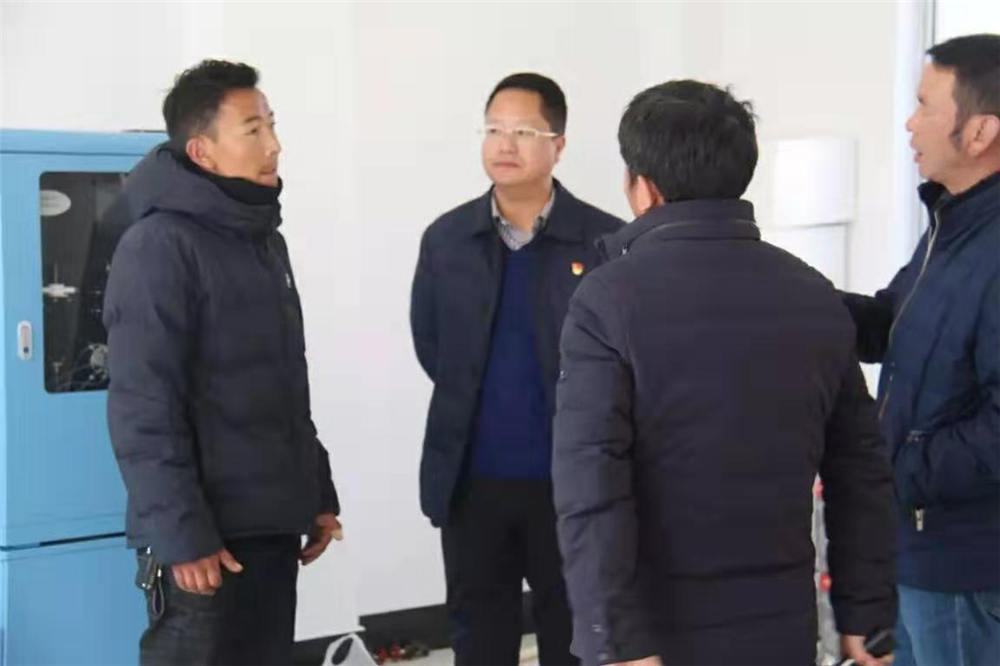 吉隆縣縣委副書(shū)記、縣長(zhǎng)胡紅等領(lǐng)導(dǎo)班子進(jìn)行檢查和指導(dǎo)工作