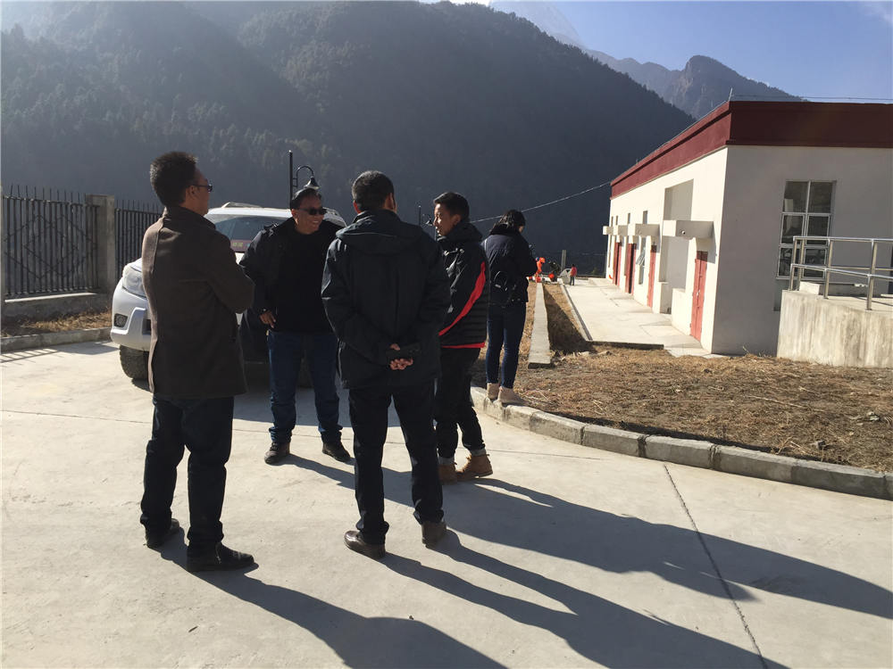 日喀則市環(huán)保督導(dǎo)組蒞臨吉隆縣污水處理廠檢查并指導(dǎo)工作，我吉隆縣環(huán)保局局長(zhǎng)和分管縣長(zhǎng)熊等領(lǐng)導(dǎo)陪同